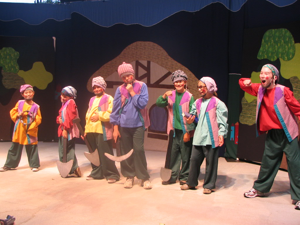 The Seven Dwarfs pose for photos, June 2007